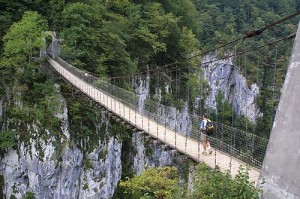 uno de los diversos puentes de la selva de Irati